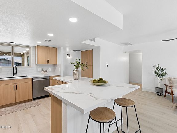 5th image of 1727 E DIAMOND Avenue