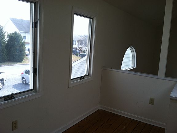 3rd image of 111 Deer Hill Ct
