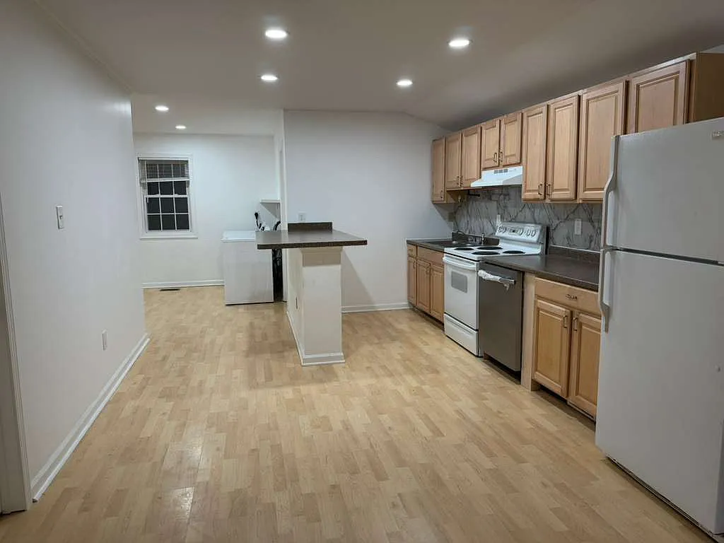 3 bed, 1900 sqft, $1,500 — Photo 3