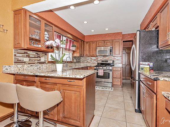 4th image of 613 Pennsylvania Ct