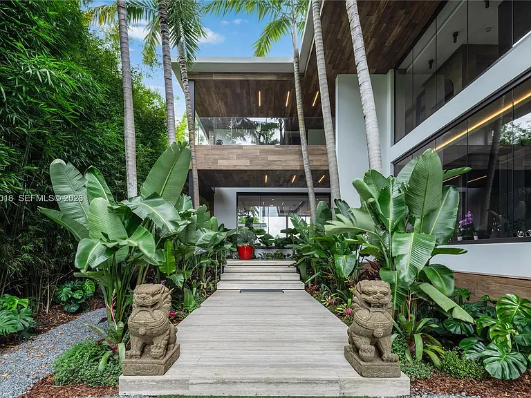 508 W Dilido Dr — Photo 2
