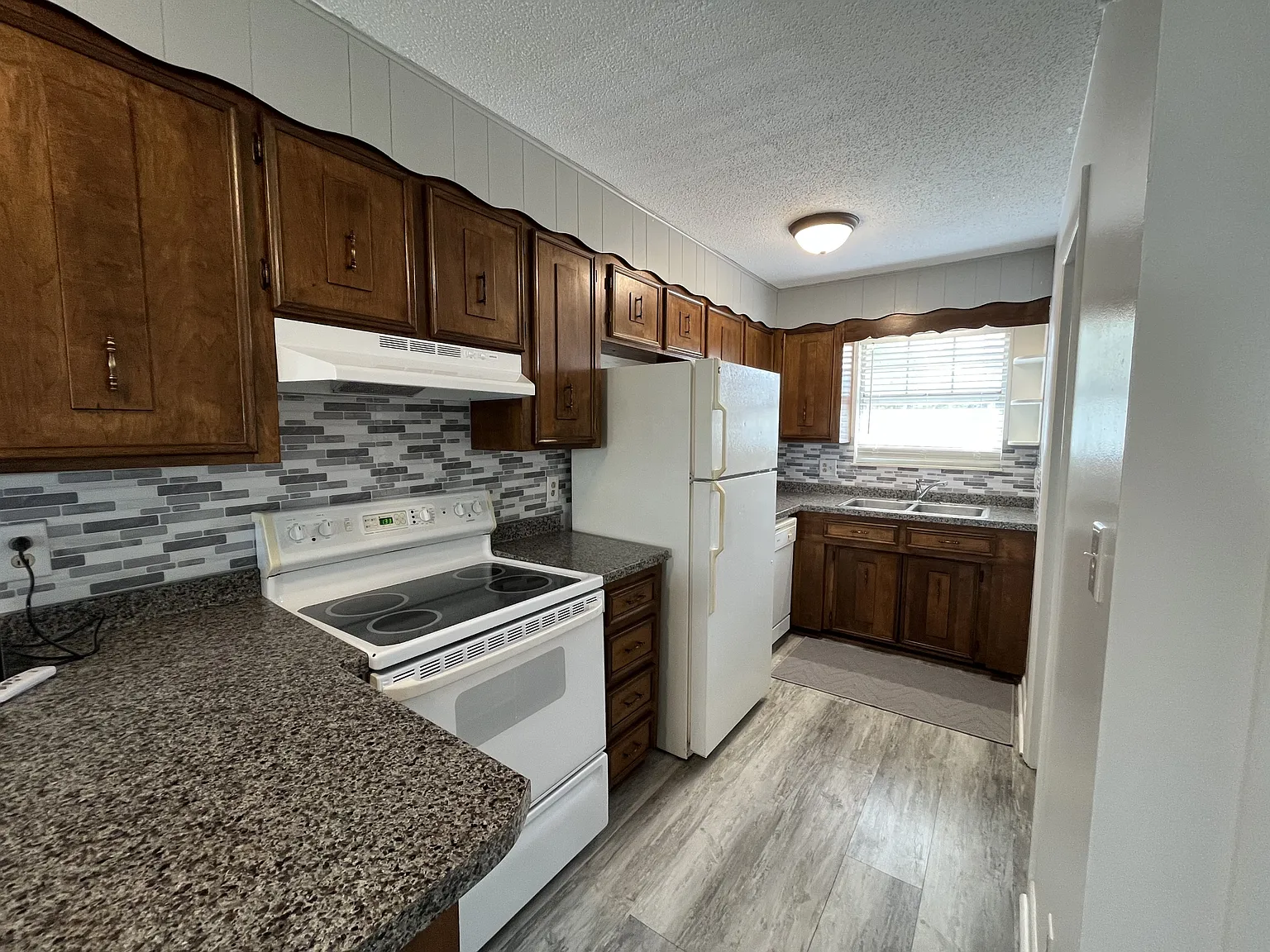 204 West Bernard Avenue - 4 — Photo 3