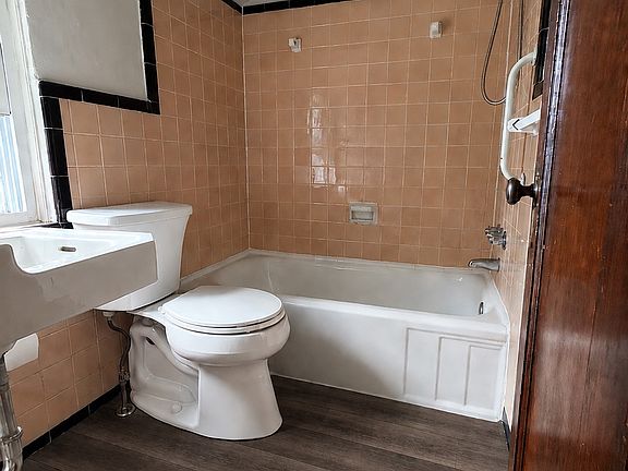 5th image of 1016 Lindberg Ave