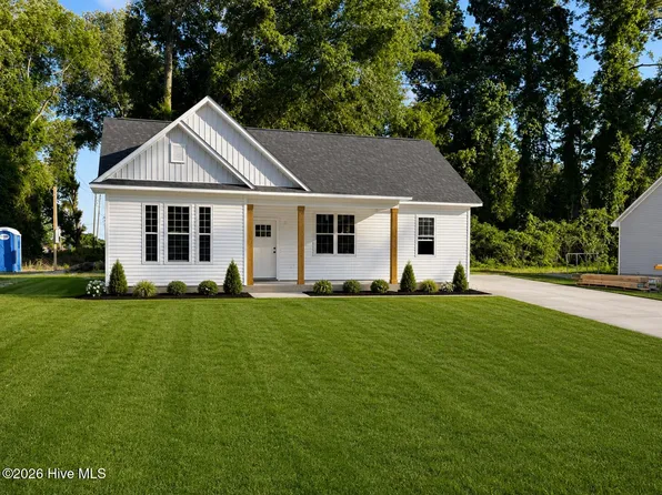 105 W Westbrook Street, Wallace, NC 28466