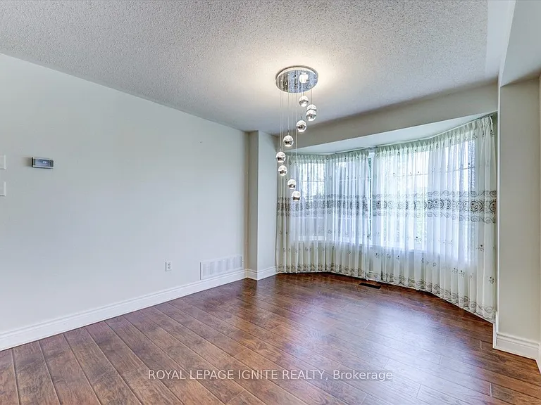 57 Armitage Cres — Photo 13