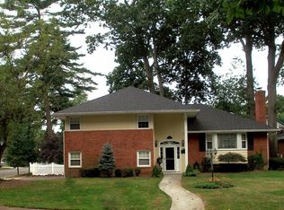 1 Hawke Ln, Rockville Centre, NY 11570