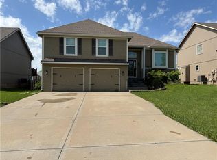 1052 Wyndham Dr, Lansing, KS 66043