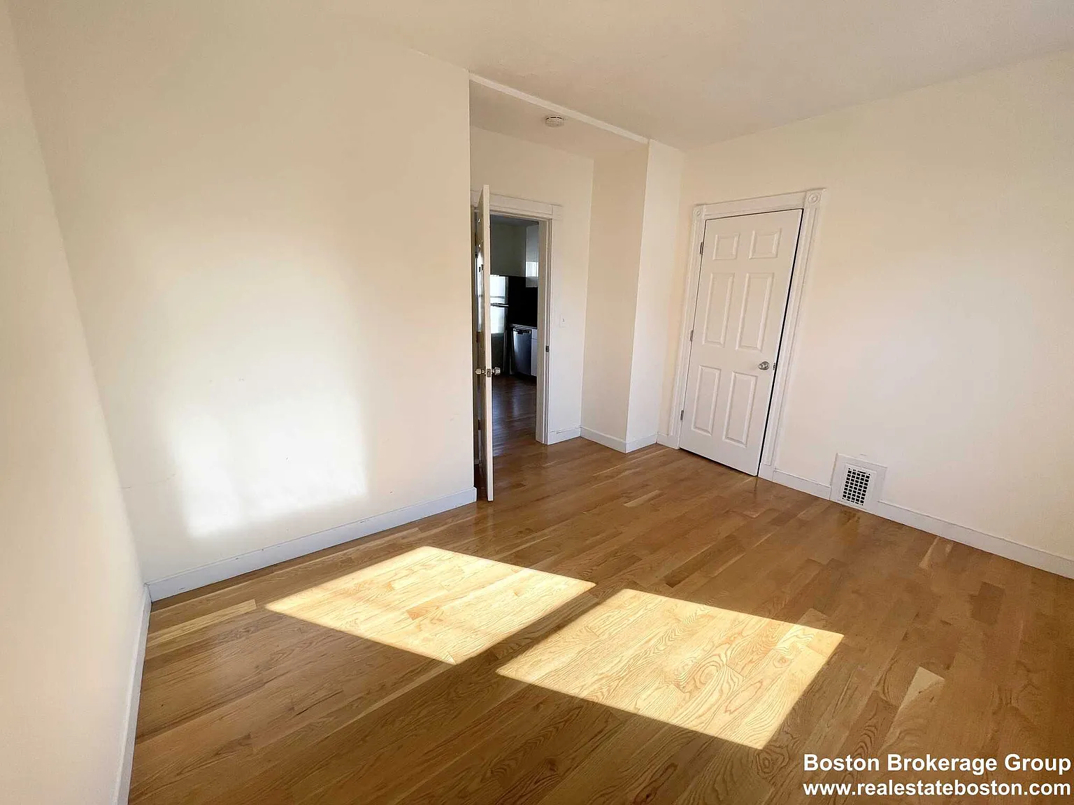 4 bed, $4,000 — Photo 4