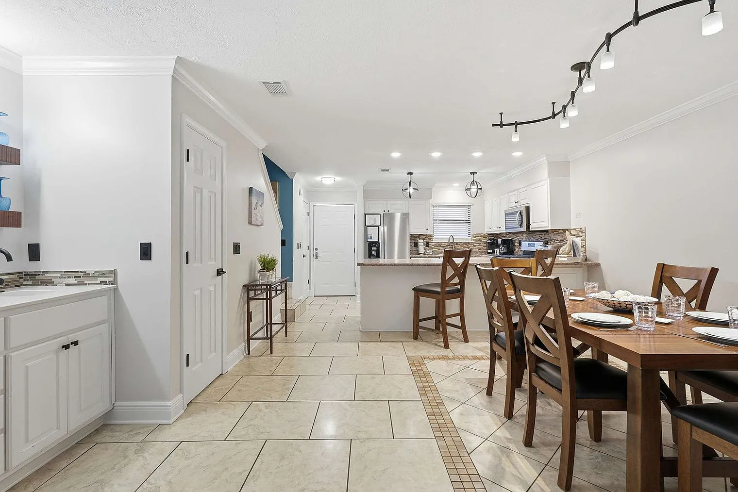 3 bed, 3.0 bath, 1797 sqft, $1,992 — Photo 3