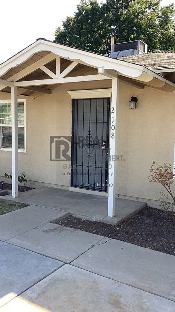 3 bed, 2.0 bath, 1131 sqft, $2,050 — Photo 2