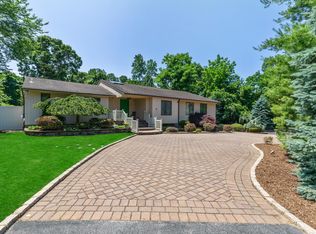 8 Saint George Glen Dr, East Setauket, NY