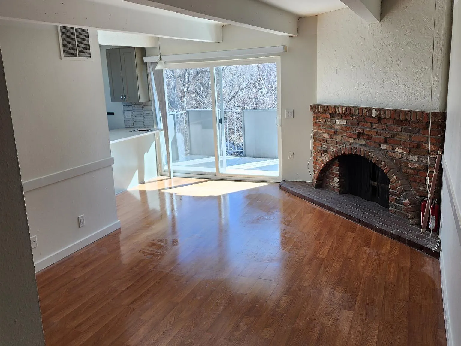 2 bed, 878 sqft, $2,100 — Photo 2