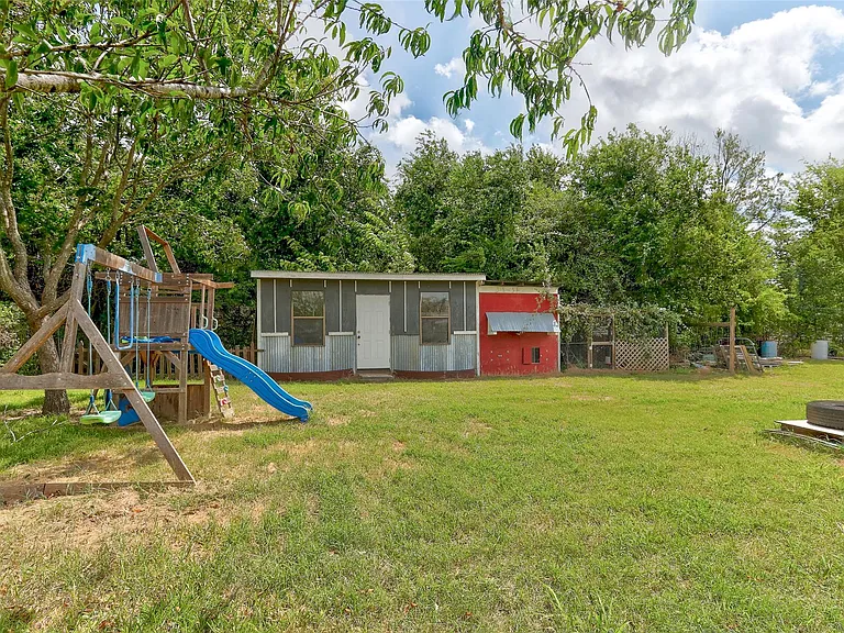 820 Stadium Dr — Photo 27