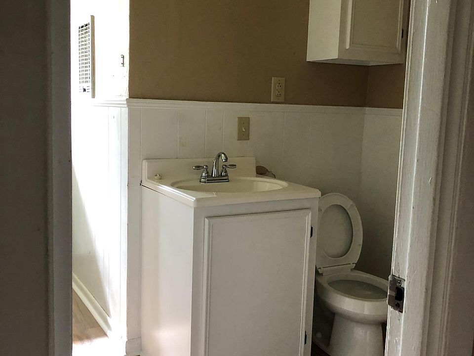 1st image of 2418 Oak Ln