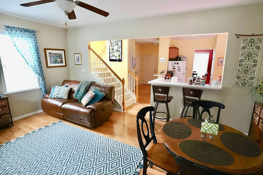 3 bed, 2.5 bath, 1525 sqft, $1,800 — Photo 4