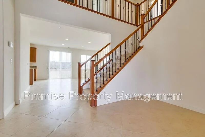 5 bed, 3.0 bath, 3169 sqft, $5,250 — Photo 4