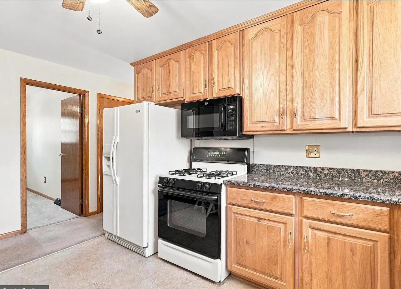 4 bed, 1.5 bath, 1663 sqft, $2,000 — Photo 2