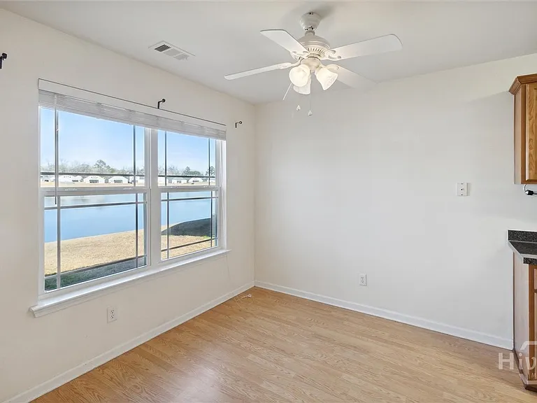 72 Lake Shore Blvd — Photo 8