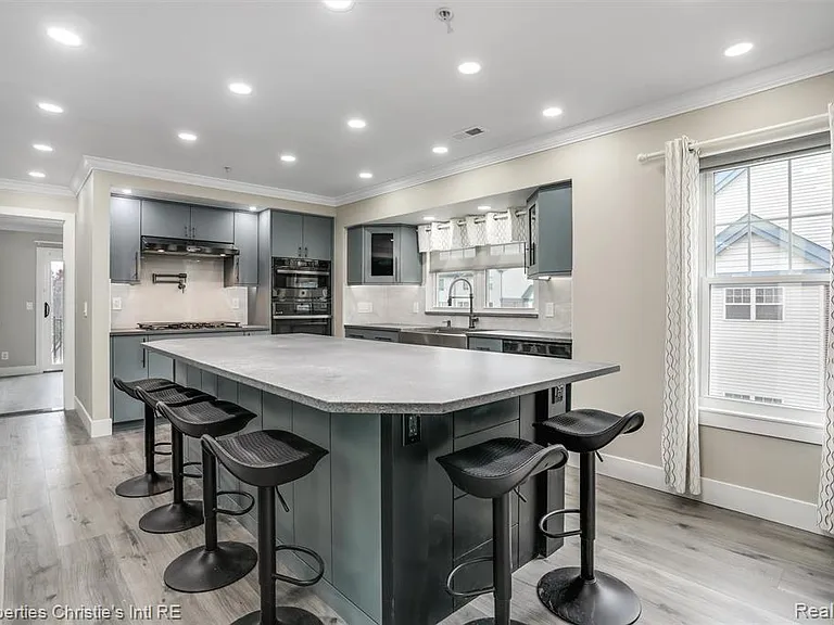2542 Woodward Ave — Photo 9
