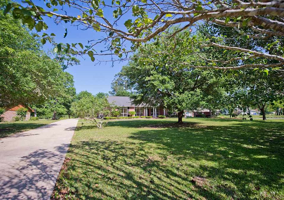 1st image of 406 W Pineshadows Dr