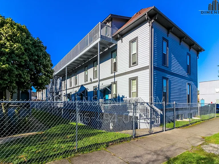 Turn of Century Apartments 1 and 3 bedrooms — Photo 10