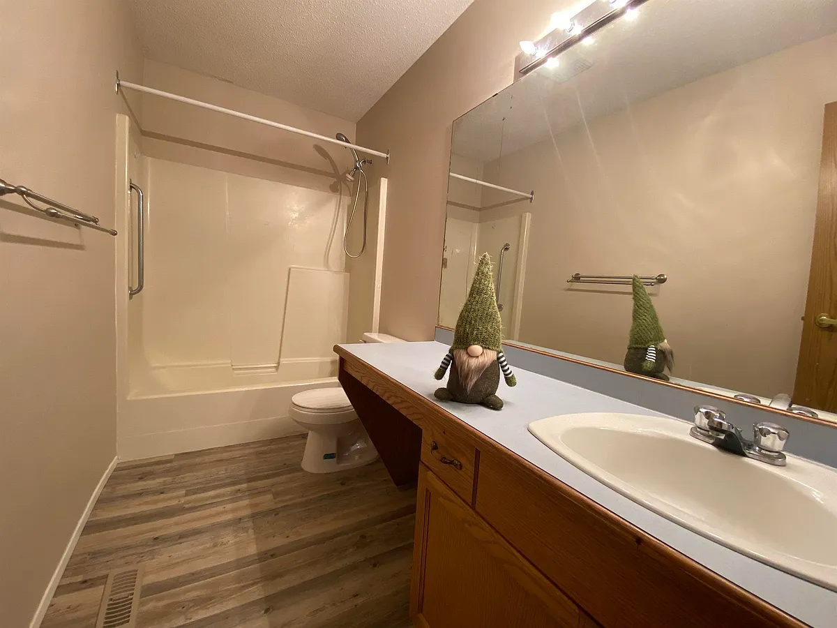 Building Photo - 212 Ebert Close #212-RED
