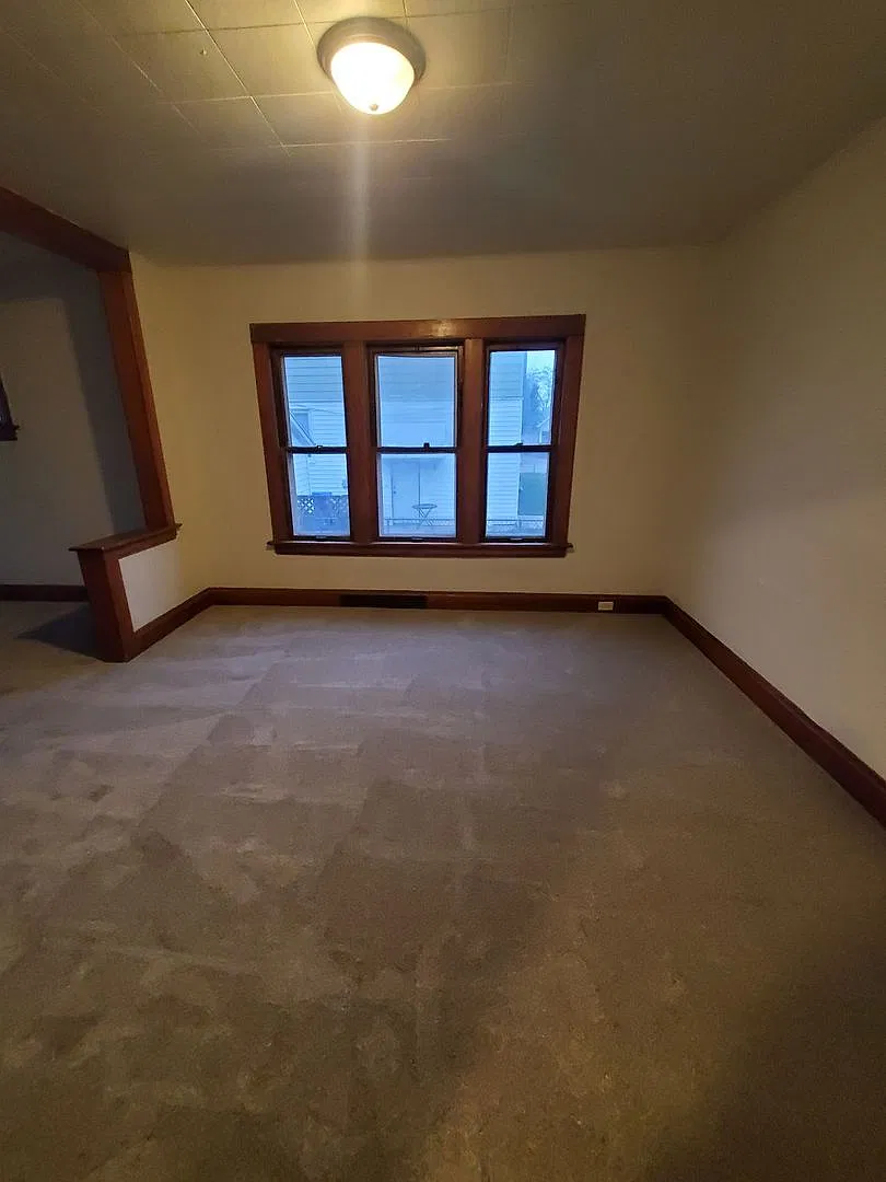 3 Bedroom 1.5 bathroom Single Family — Photo 3