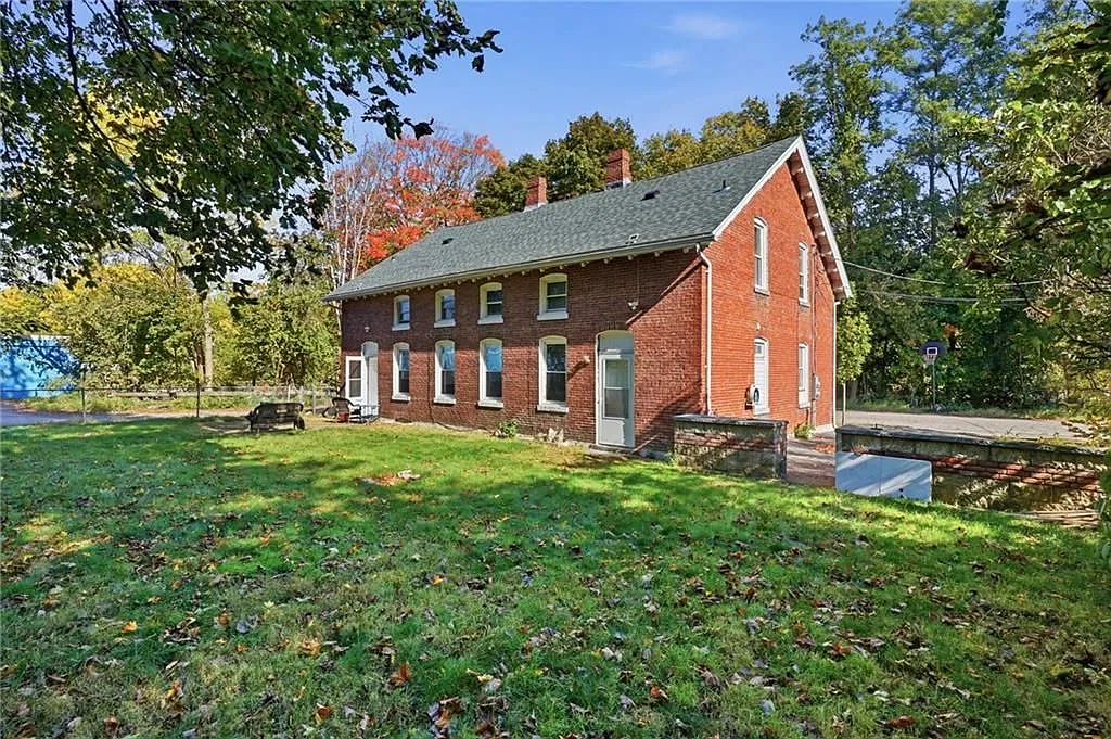 4 bed, 1.0 bath, 1426 sqft, $2,400 — Photo 3