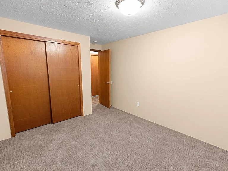 Lyons Court Apartments — Photo 6