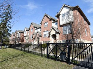 216 River Front Dr, Mount Prospect, IL