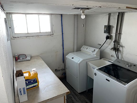 3rd image of 502 Gladstone St