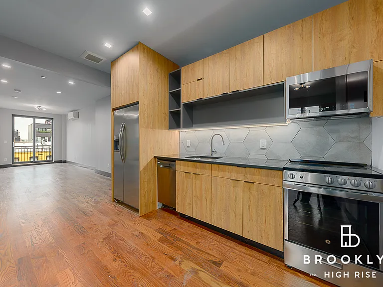 1461 Gates Ave #3A — Photo 1