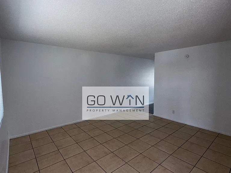 1626 W Denton Ln — Photo 4