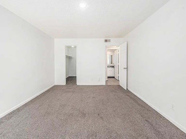 111 N Chestnut Dr — Photo 10