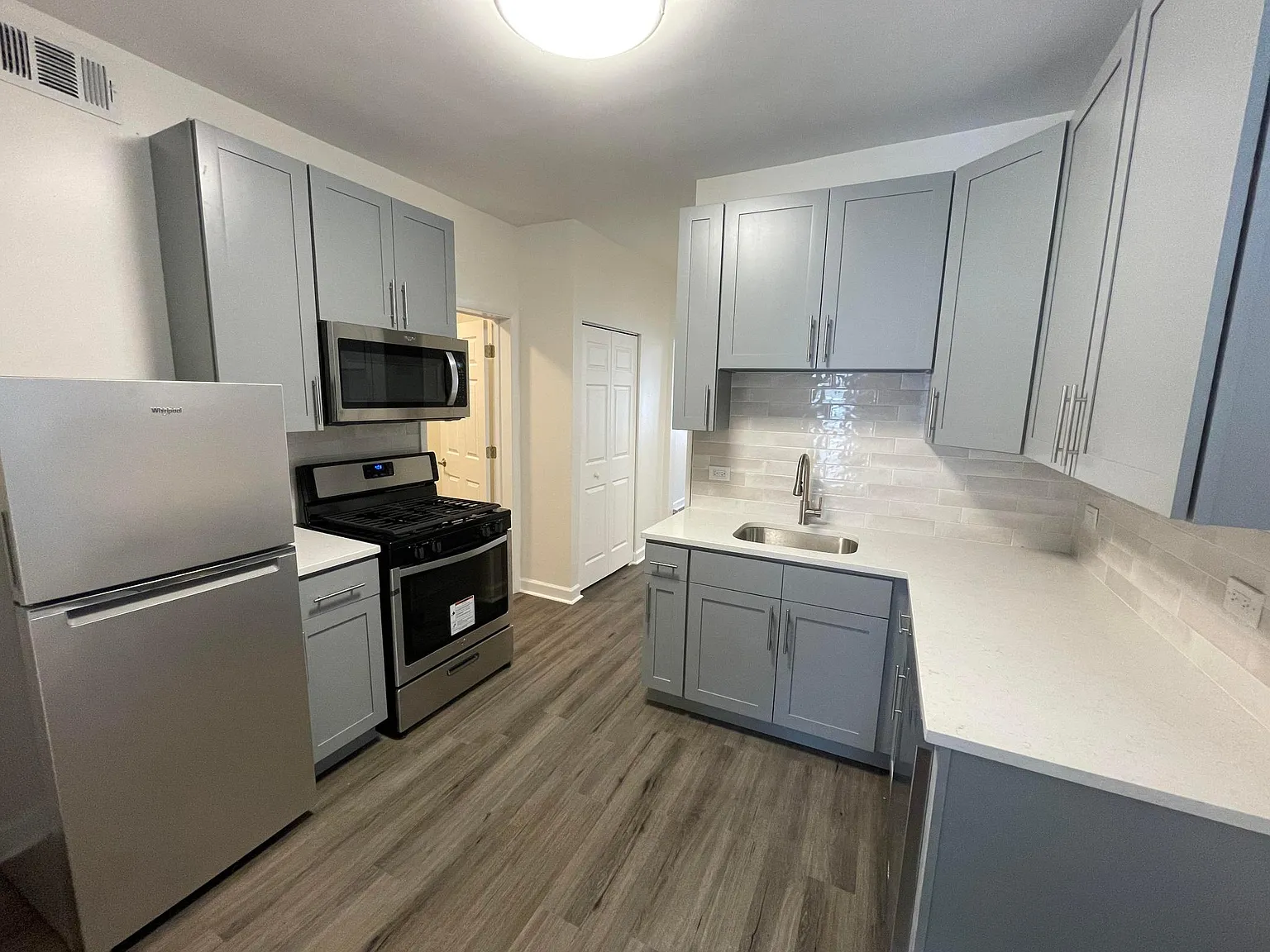 2 bed, 950 sqft, $1,695 — Photo 2