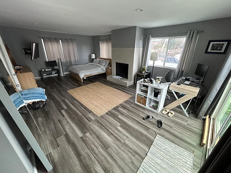 Master/Large bedroom also contains walk in closet