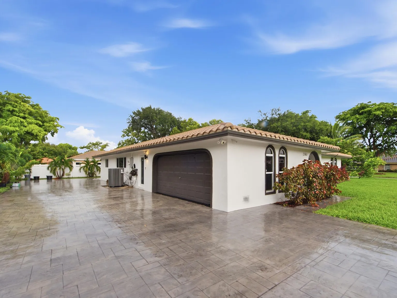 4 bed, 2.0 bath, 2447 sqft, $4,500 — Photo 4