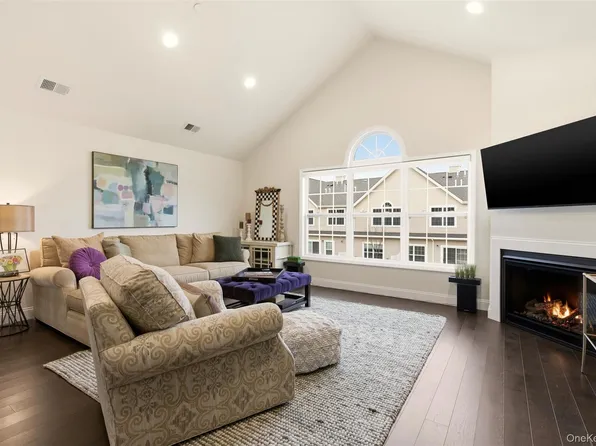 28 Steven Circle, Dix Hills, NY 11746