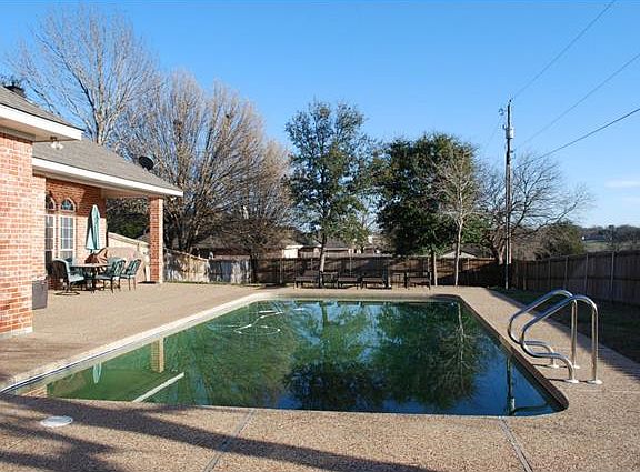 4th image of 111 Chaparral Dr
