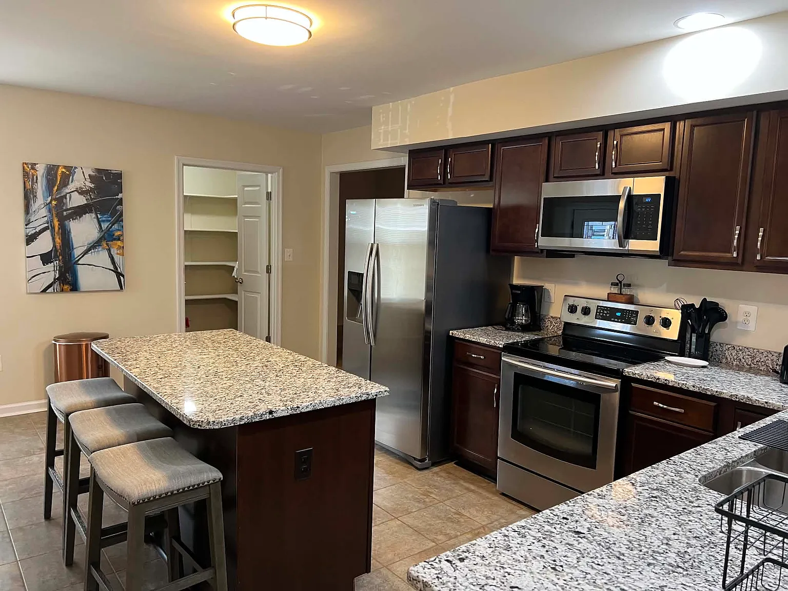 4 bed, 2600 sqft, $5,000 — Photo 1