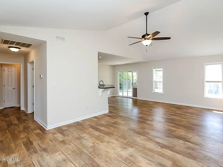 3503 Mandy Ln — Photo 5