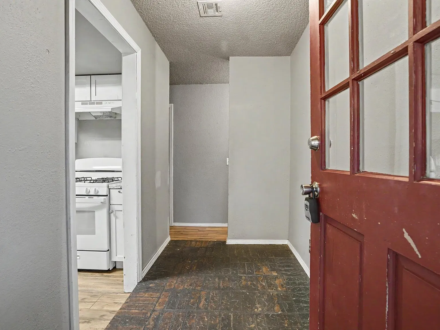 4 bed, 2.0 bath, 1807 sqft, $1,700 — Photo 3