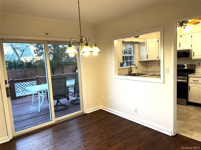 2365 Babylon St — Photo 4
