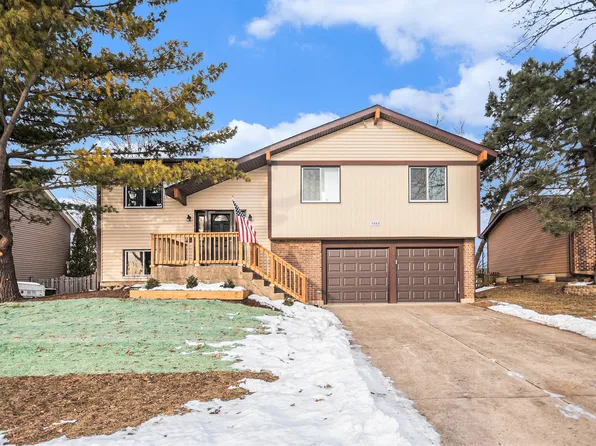 5449 Arlington Dr W, Hanover Park, IL 60133