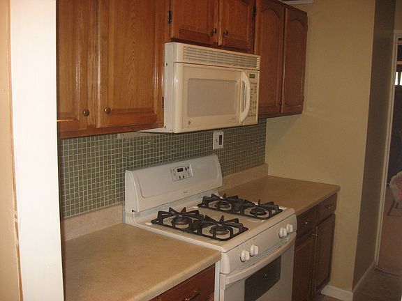 Kitchen gas stove/micro