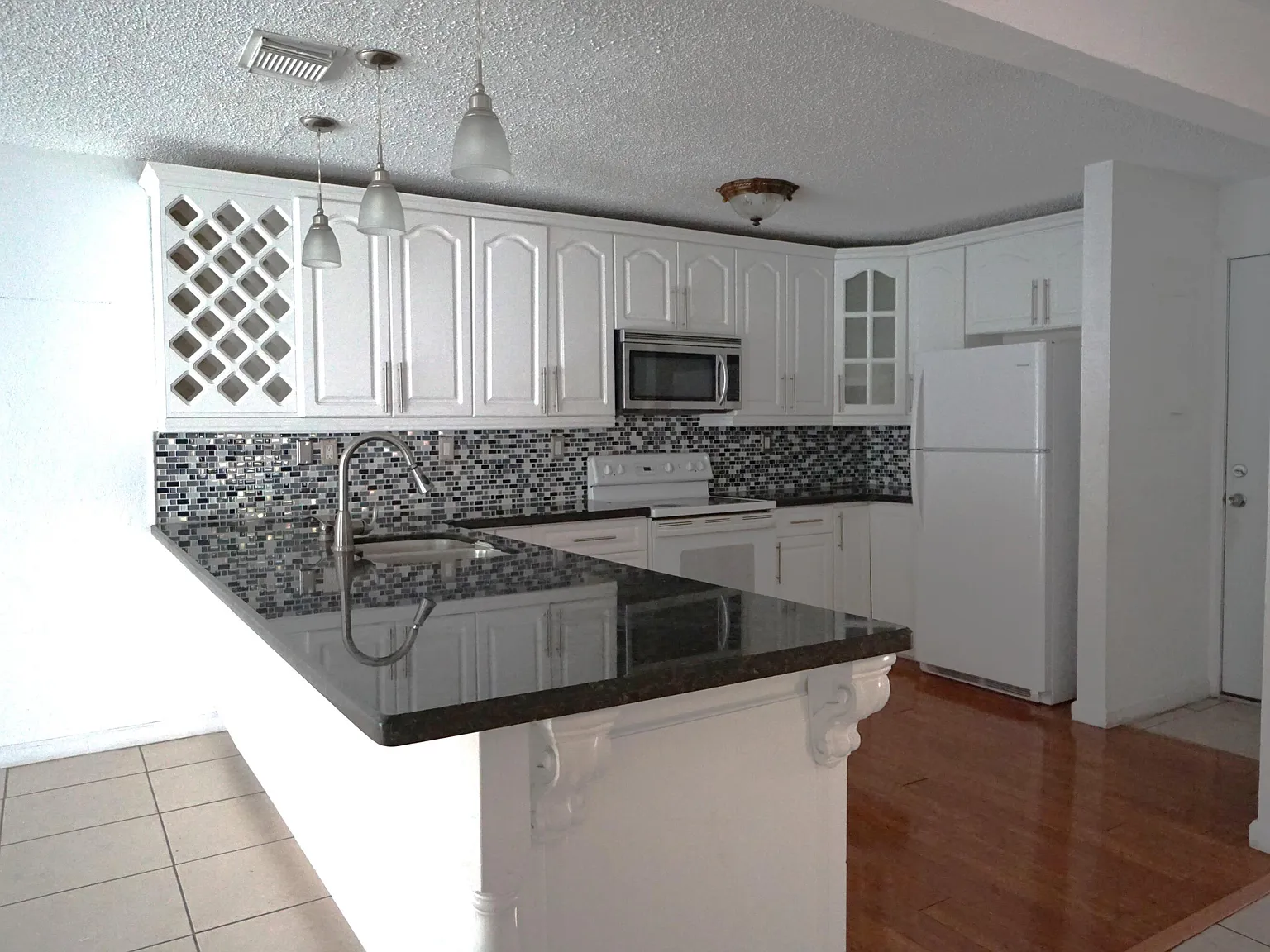 4 bed, 2.0 bath, 1925 sqft, $3,650 — Photo 3