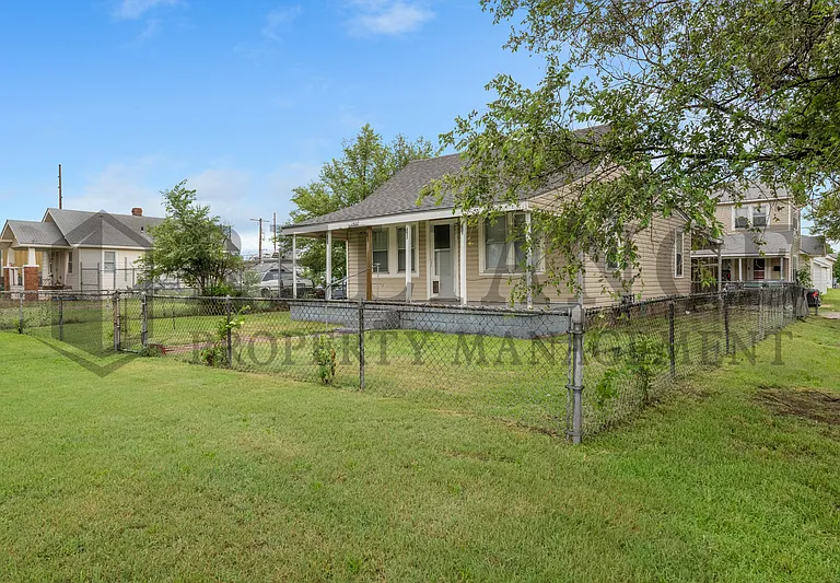 1501 S Walnut St — Photo 4