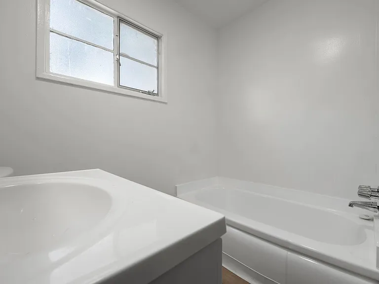 4024-4018 Hillcrest Dr #B — Photo 15