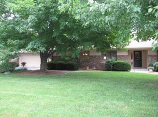 810 W Country Meadows Ln, Peoria, IL 61614