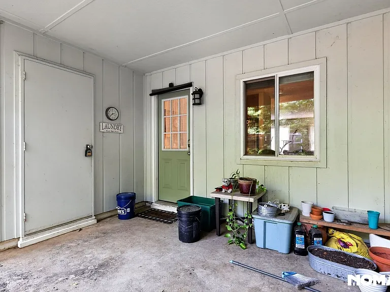 876 College Ave — Photo 22